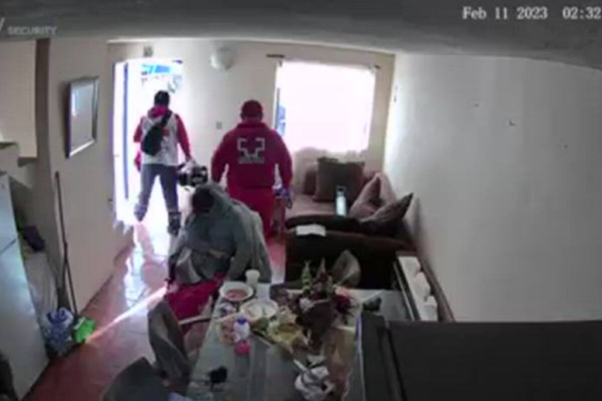 Video circula en redes sociales donde se observa toda la hazaña de un paramédico que roba a mujer que acababa de fallecer