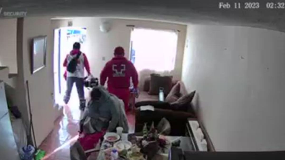 VIDEO | Captan a paramédico de la Cruz Roja robando 45 mil pesos a paciente fallecida en Tijuana