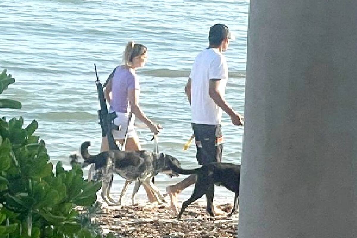 Pareja extranjera en Yucatán con supuesto rifle de asalto.