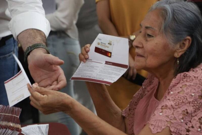 La pensión Bienestar no cobra por el trámite.
