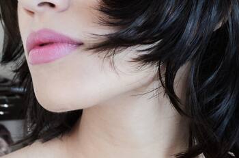 Deshazte de la papada con este aceite esencial y logra un rostro firme