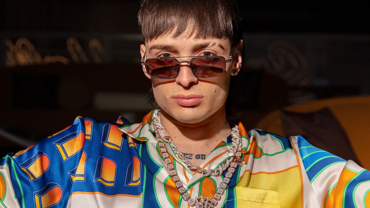 Peso Pluma lanzó monitor de pantalla al público durante concierto en Ecuador