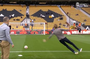 VIDEO | ¡Trágame tierra! El vergonzoso chascarro de histórico delantero inglés en vivo por TV en la Premier League