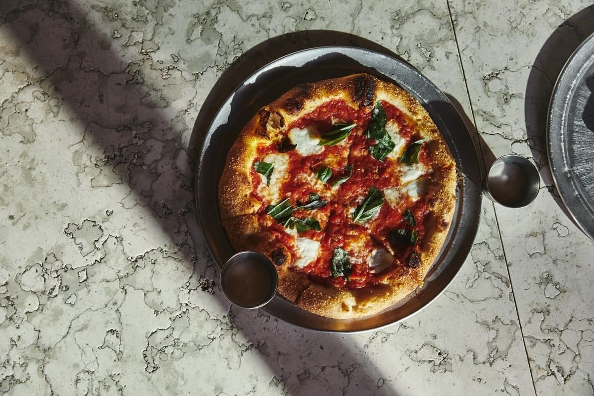 Un estudio científico comprobó que los ingredientes de la pizza disminuyen el dolor (Foto: Pexels)