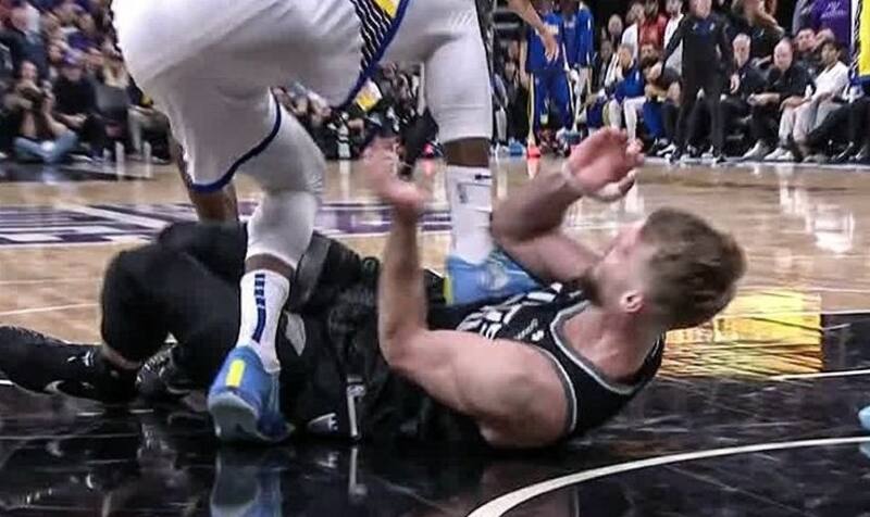 Pisotón Draymond Green a Domantas Sabonis