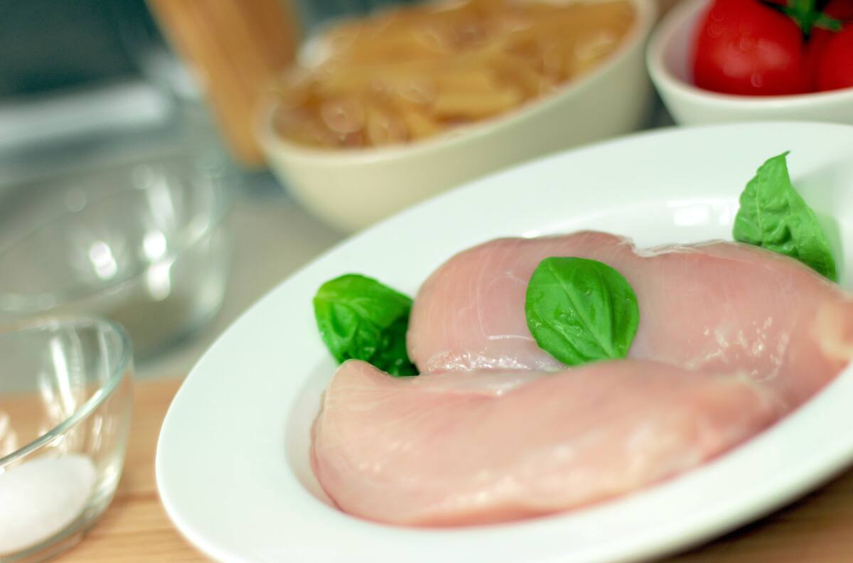 ¿Debo lavar mi pollo antes de cocinarlo? Esto dicen los expertos