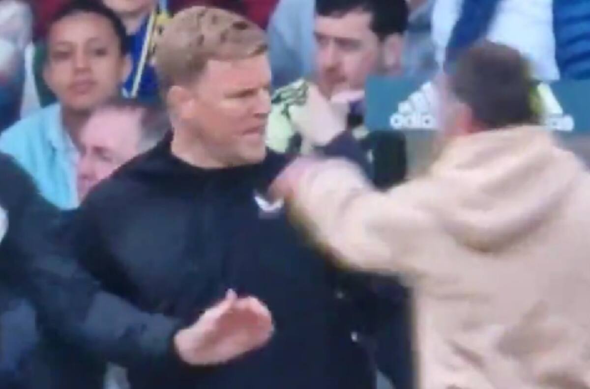 VIDEO | Hincha del Leeds entró a la cancha para insultar y golpear al técnico del Newcastle