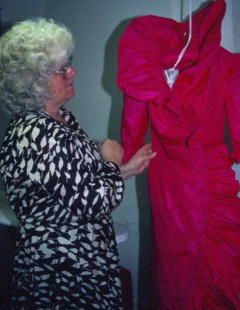La princesa lució un vestido rojo para su fiesta de preboda con el rey Carlos.