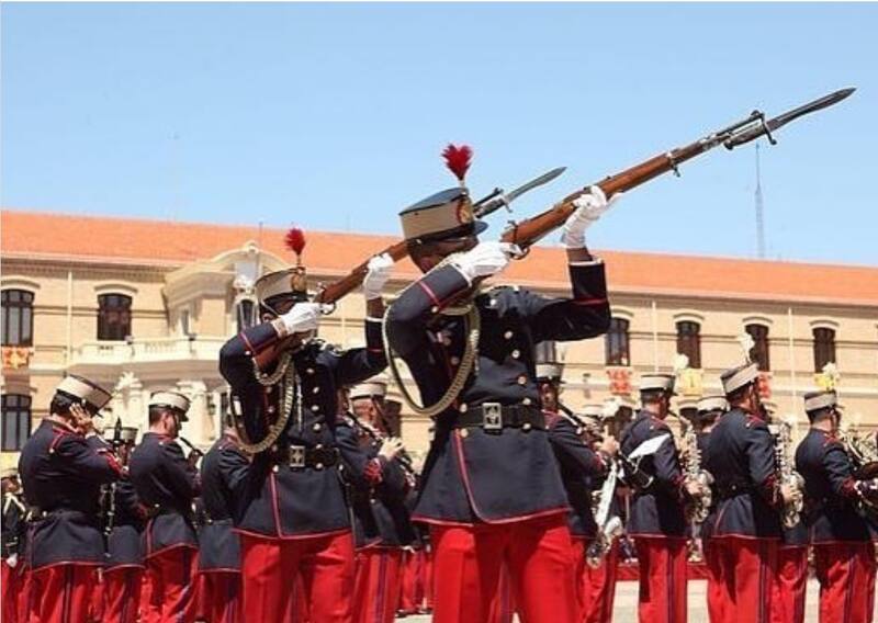 Este será el uniforme de gala que recibirá en la Academia General Militar de Zaragoza.