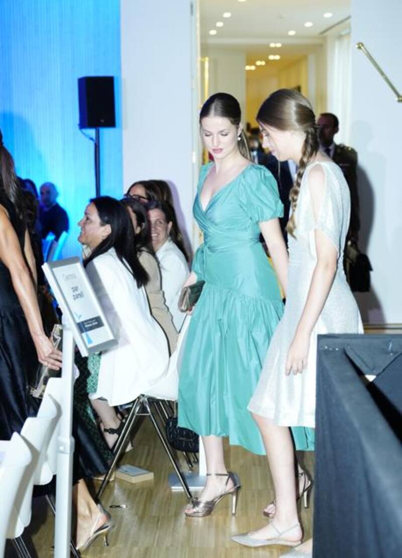 La princesa Leonor deslumbró en los premios Princesa de Girona con un top y falda de Cherubina verde.