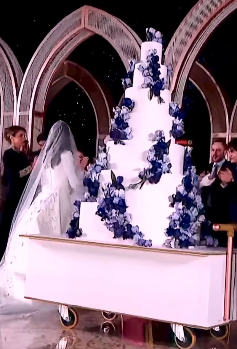 La pareja partió el pastel con una espada, tal como ocurrió en la boda de la princesa Imán.