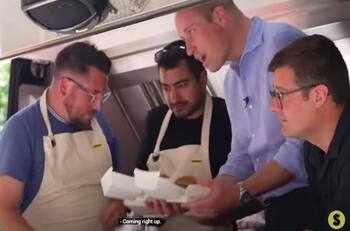 El príncipe William es captado vendiendo hamburguesas en calles de Londres