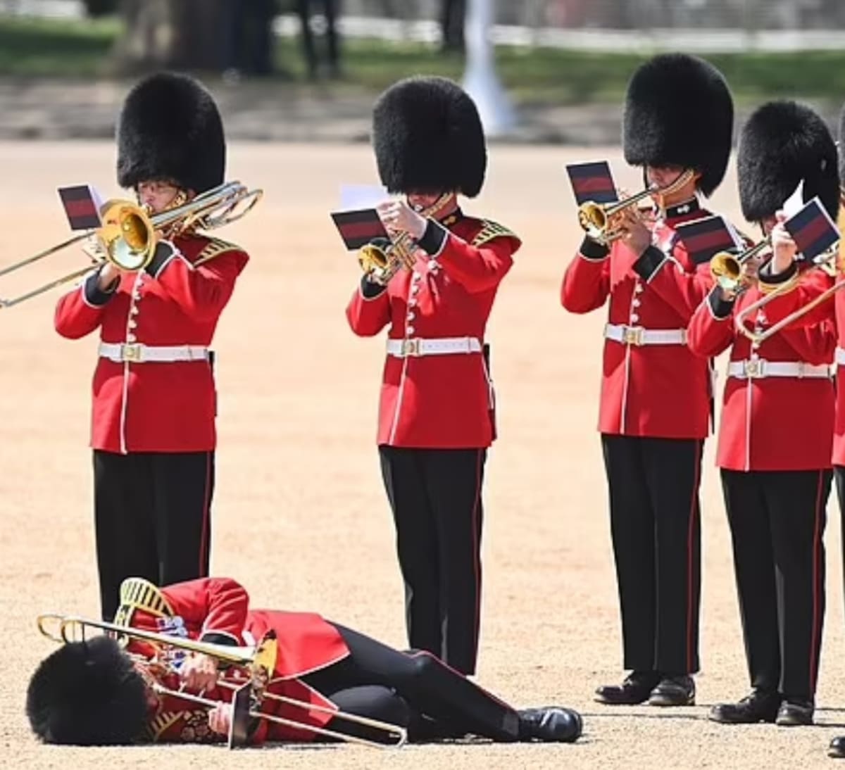 El hijo mayor del rey Carlos encabezó los ensayos del desfile Trooping the Colour.