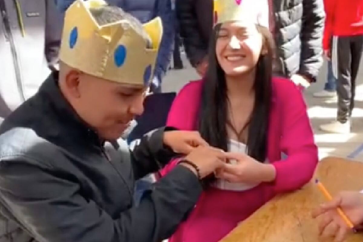 Profesora de bachillerato se casa con su alumno y se hace viral.