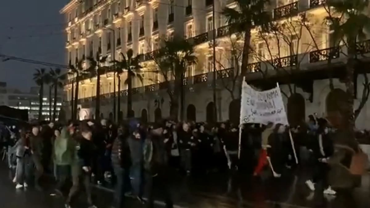VIDEO | Más de 2.000 personas protestan en Grecia por choque de trenes que ya tiene 57 fallecidos