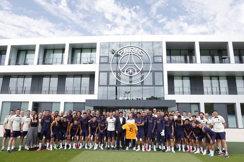 Kylian Mbappé prefirió no acercarse al presidente del PSG en la foto que sacó el club en la última práctica.