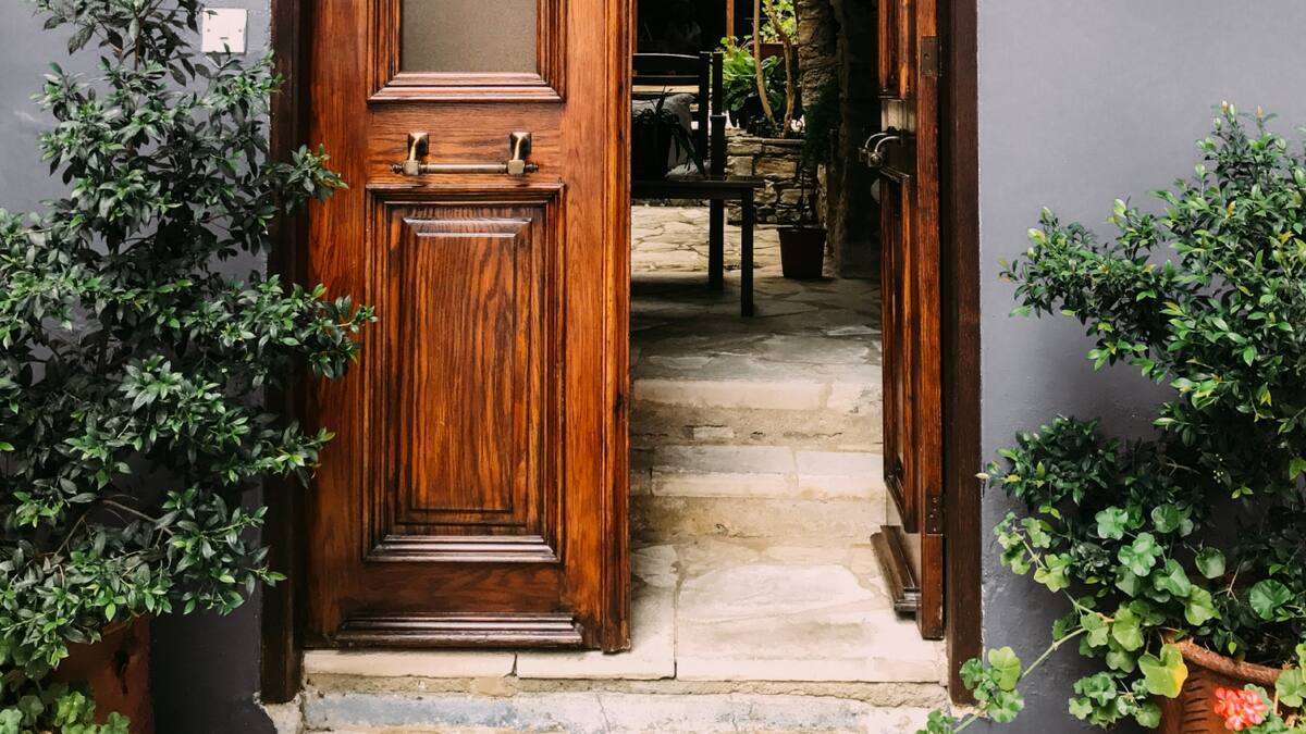 Esto es lo que debes hacer con la puerta de tu hogar: el secreto de la fortuna según el Feng Shui