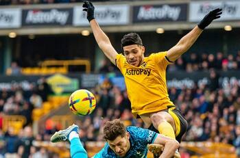 El Lobo abre los brazos como Águila