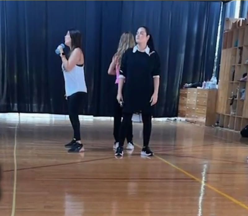 Los ensayos de la banda se llevan a cabo en un estudio en la casa de Anahí