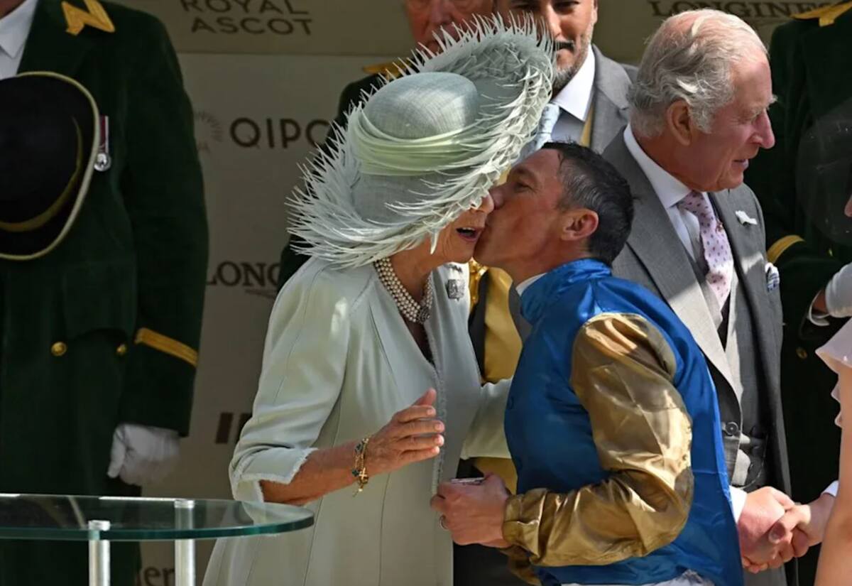El inesperado beso que Frankie Dettori le dio a la reina Camilla