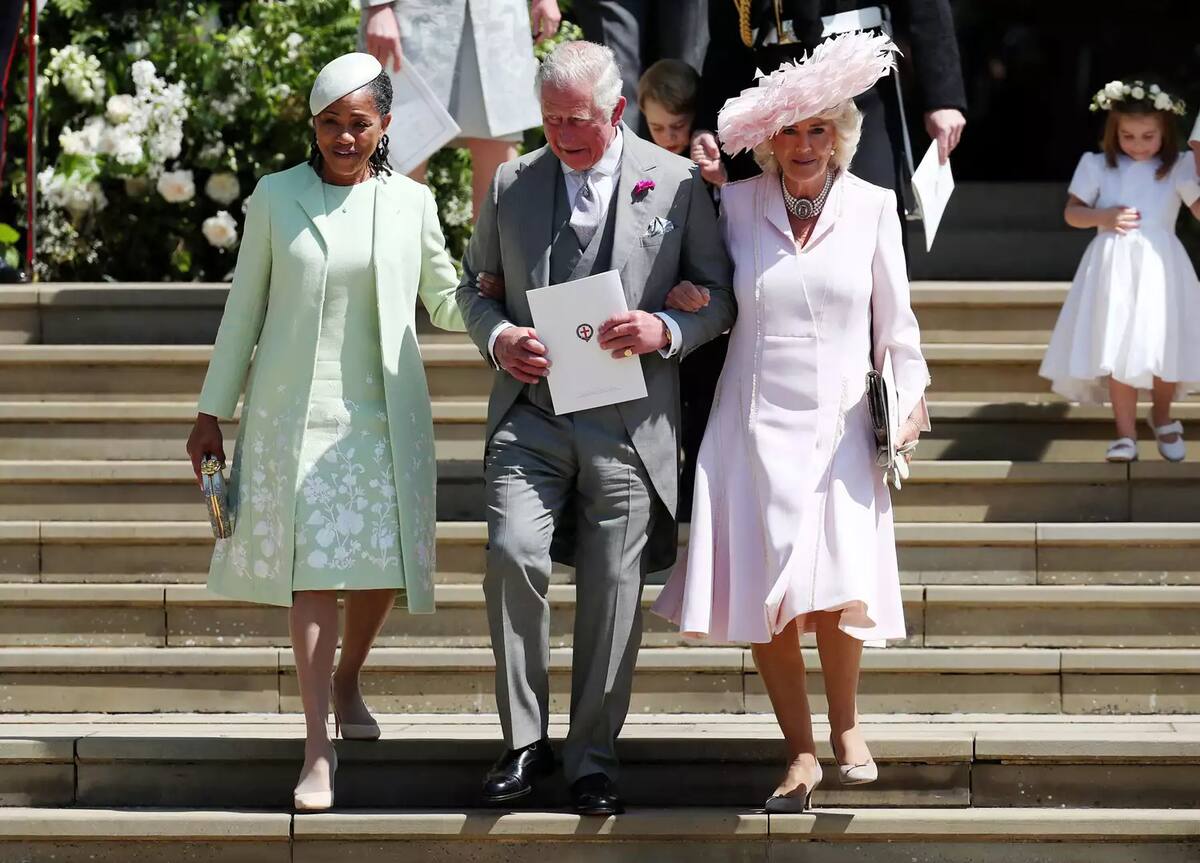 Así lució la reina Camilla en la boda de Meghan Markle y el príncipe Harry en 2018.
