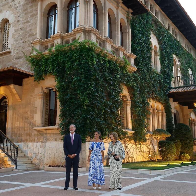 La monarca estrenó vestido para la recepción en el Palacio de Marivent.