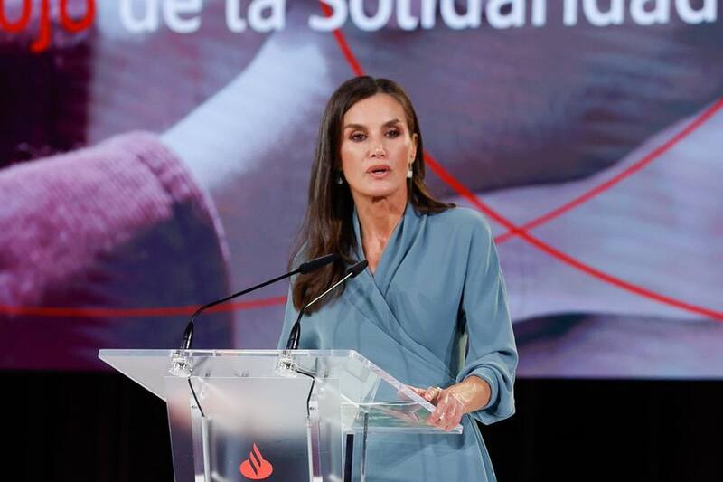 La monarca lució un vestido azul de Adolfo Domínguez.