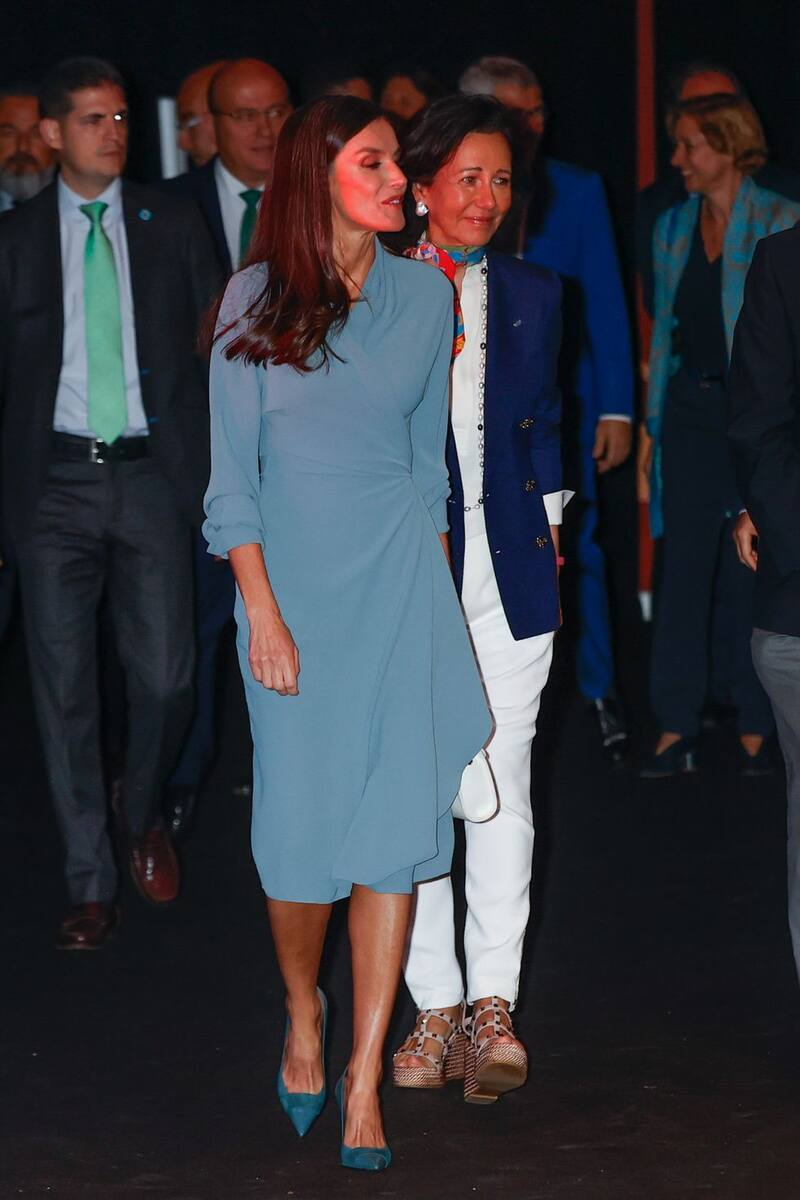 La reina Letizia combinó el vestido de Alfredo Domínguez con unos unoszapatos de salón también azules de la firma Magrit y bolso de mano blanco de Furla.