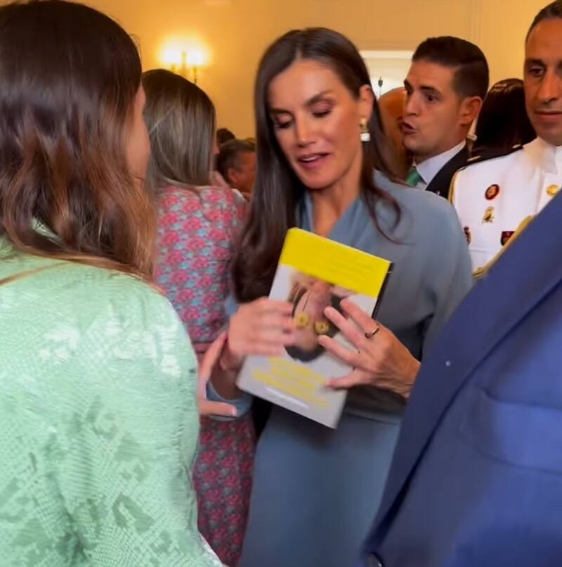 La esposa del rey Felipe le pide un autógrafo a la escritora Marta Bustos