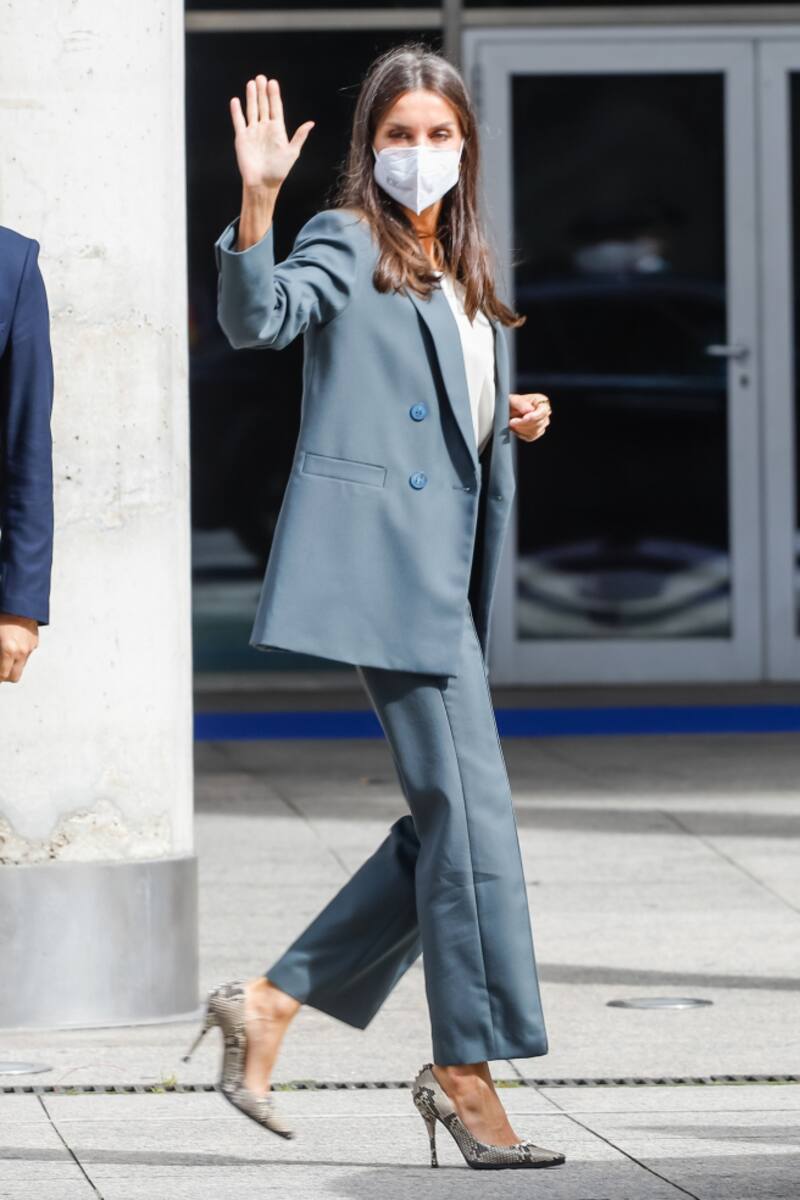 La monarca impactó con un traje de corte masculino que ha usado en al menos dos ocasiones anteriores.