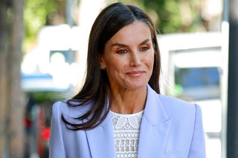 Reina Letizia La monarca lució deslumbrante con su traje de chaqueta overzise lila. - Créditos: Internet