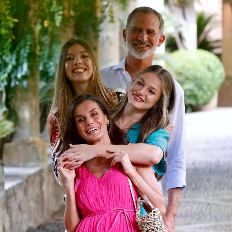 Los reyes de España y sus hijas, la princesa Leonor y la infanta Sofía en su primer posado en los Jardines de Alfabia.