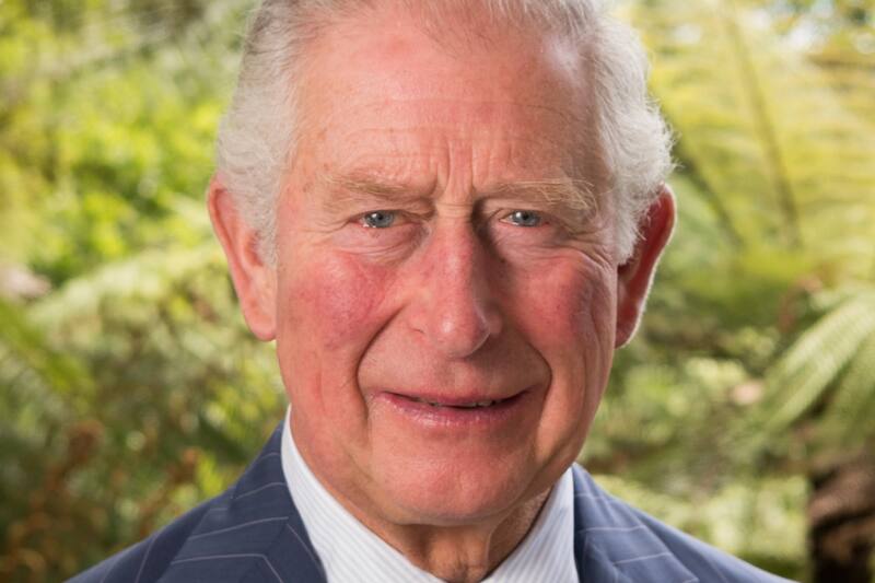 El monarca del Reino Unido tiene un peculiar hábito que lo hace ver reluciente todo el día.