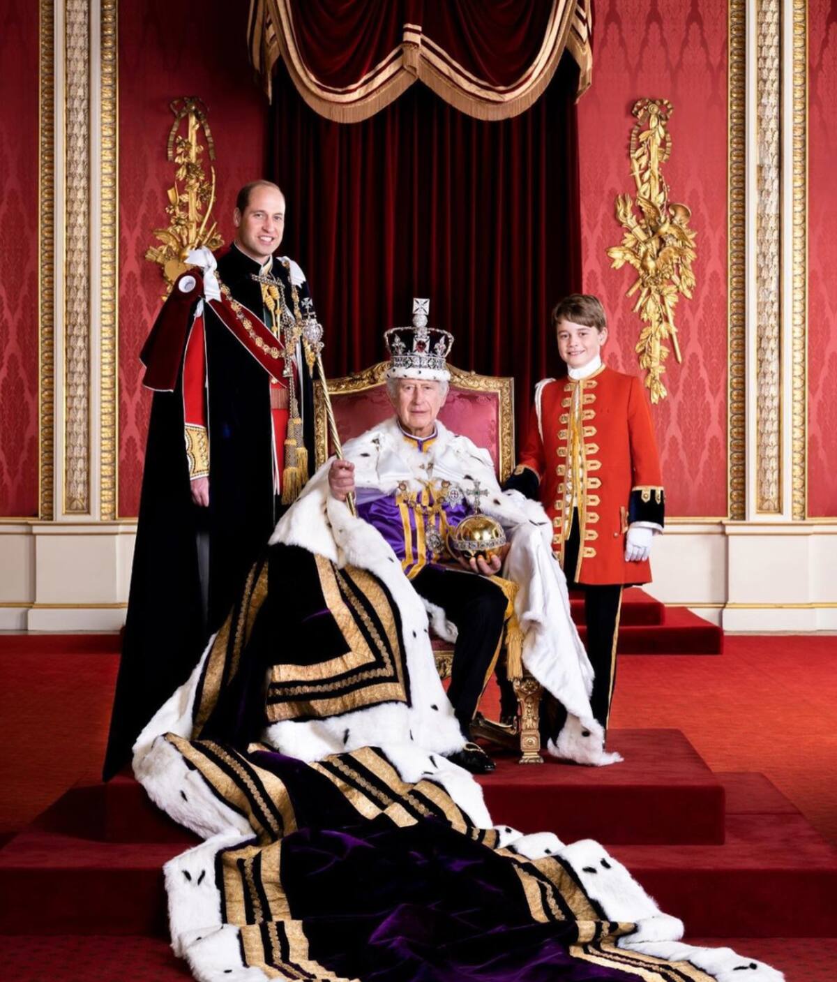 El monarca británico posando con los herederos al trono