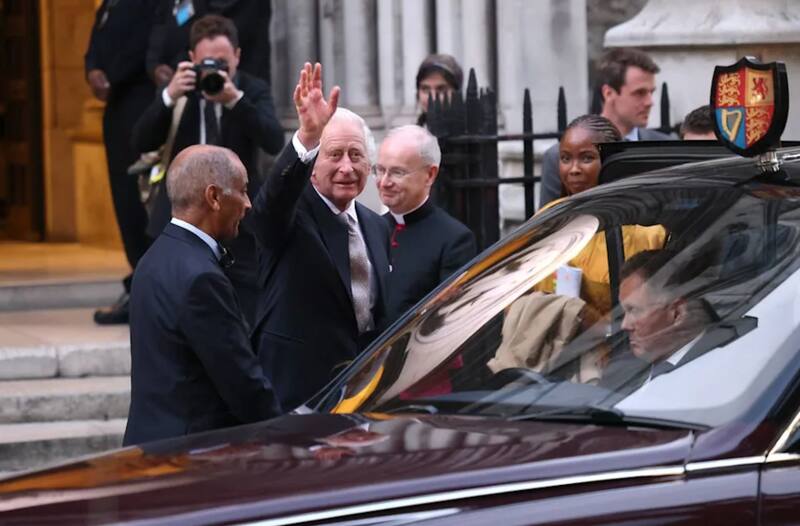 El monarca saludó al público a su salida de la Iglesia Romana de St James