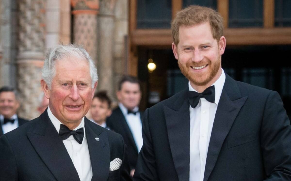 El monarca se sentiría aliviado que su hijo menor, el príncipe Harry, dejará el tema de la realeza británica fuera de sus proyectos laborales.
