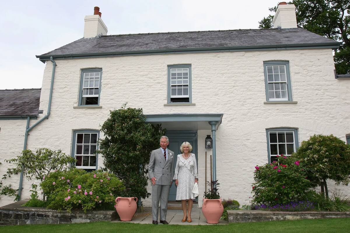El monarca y su esposa frente a Llwynywermod House