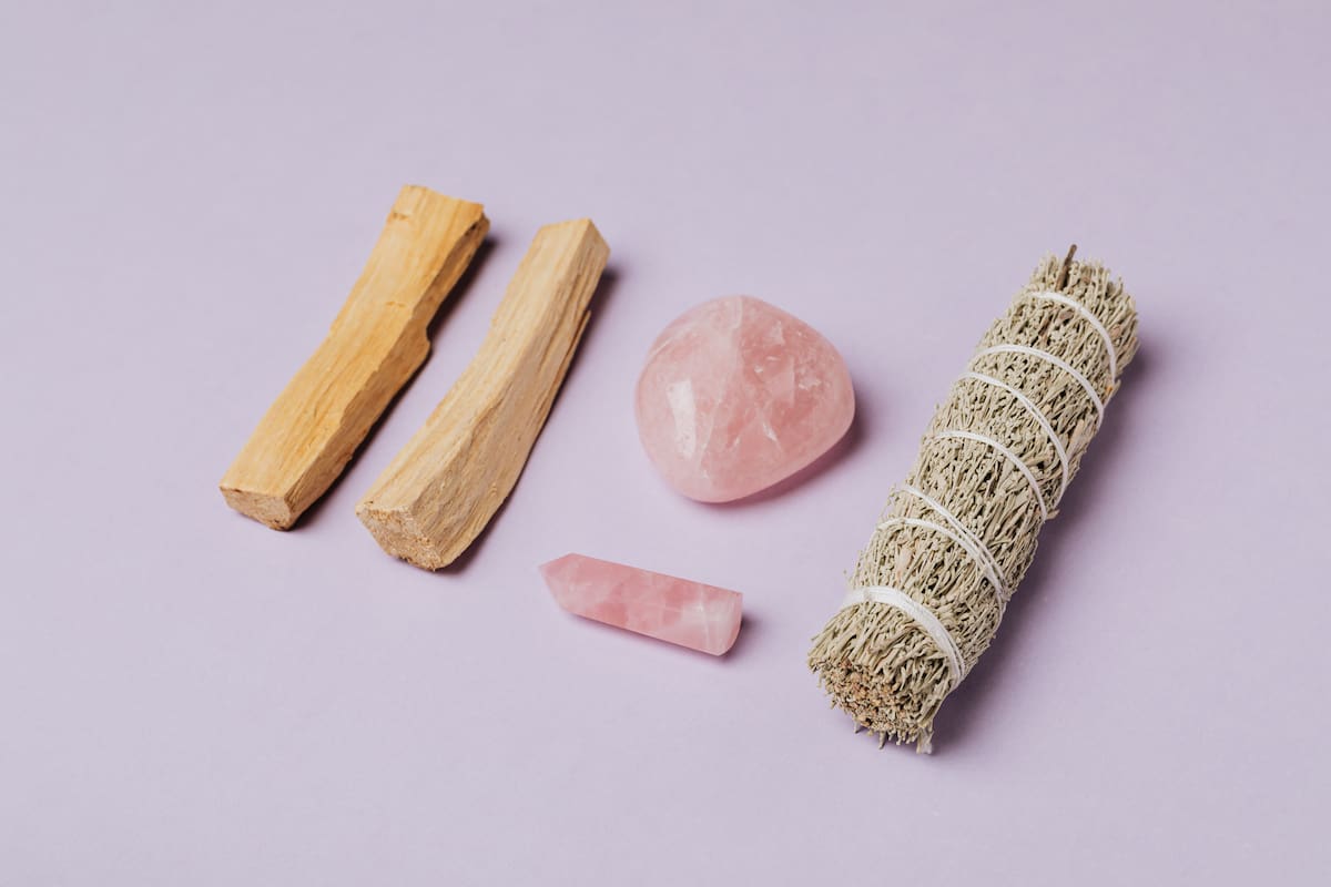 Necesitarás un cuarzo rosa para hacer este ritual.
