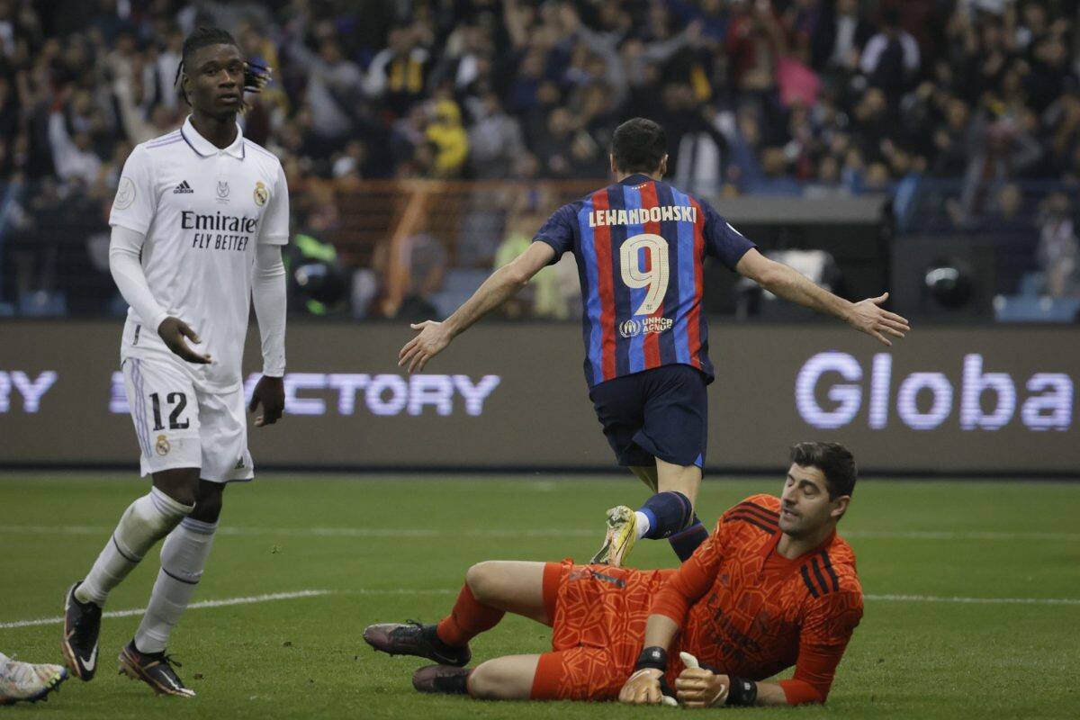 Robert Lewandoski se encuentra lesionado y no podrá jugar El Clásico entre Real Madrid y Barcelona. Foto: EFE.