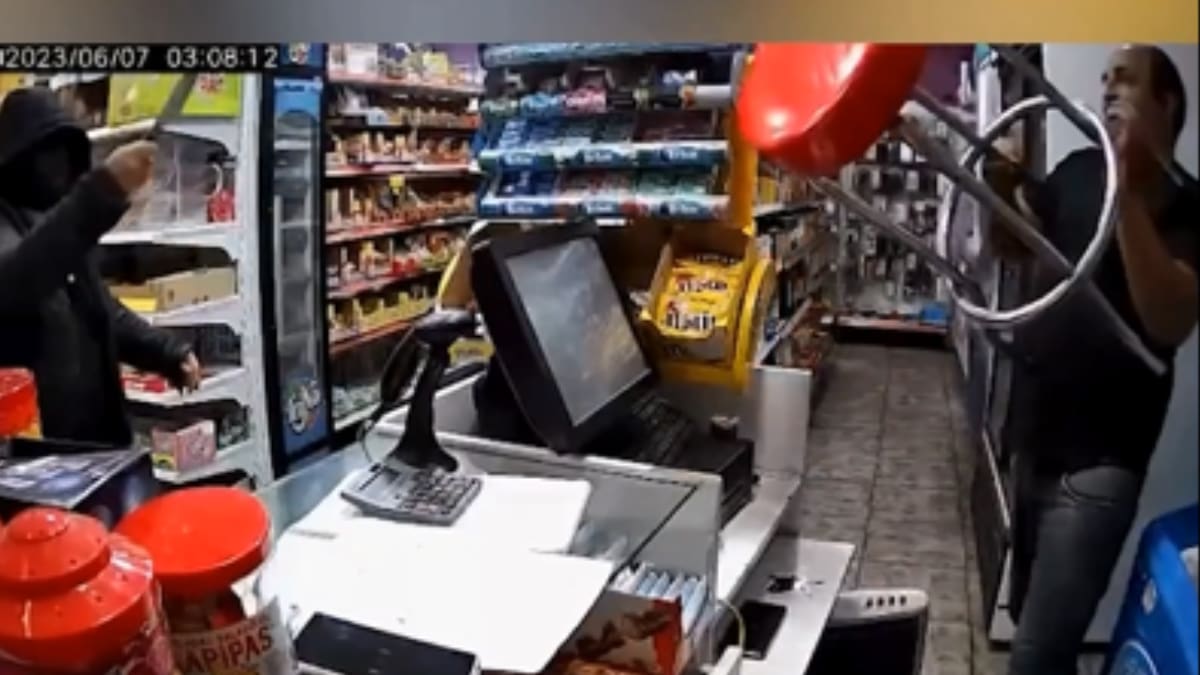 VIDEO | Robo a mano armada en Badalona es frustrado por un ataque de ansiedad
