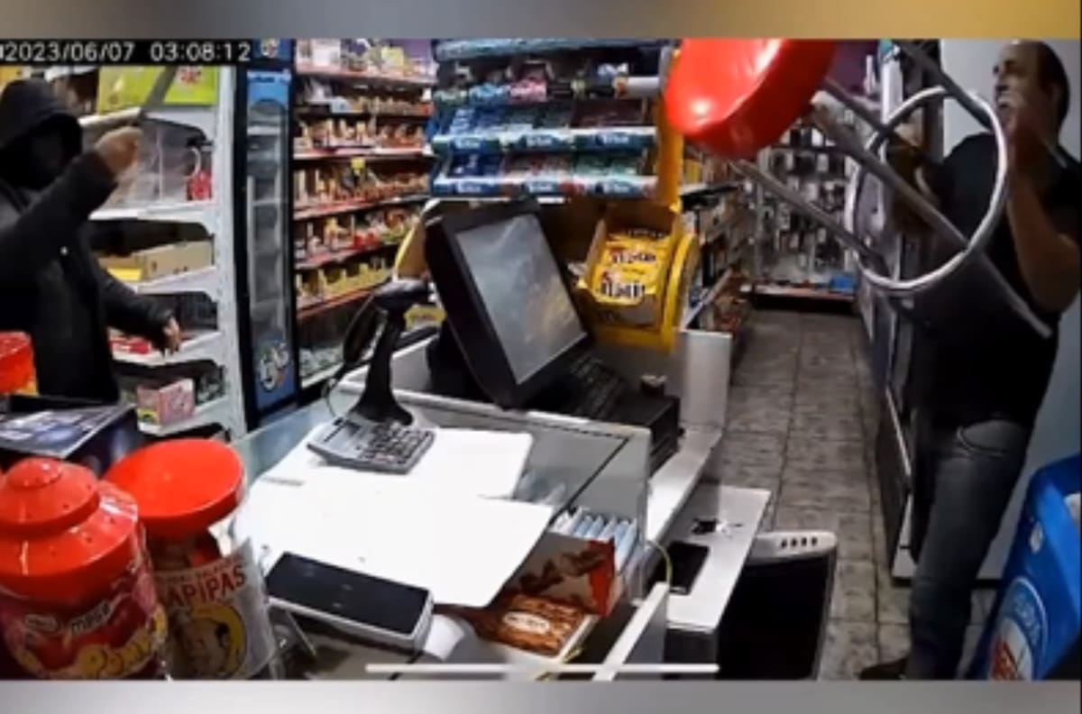 VIDEO | Robo a mano armada en Badalona es frustrado por un ataque de ansiedad