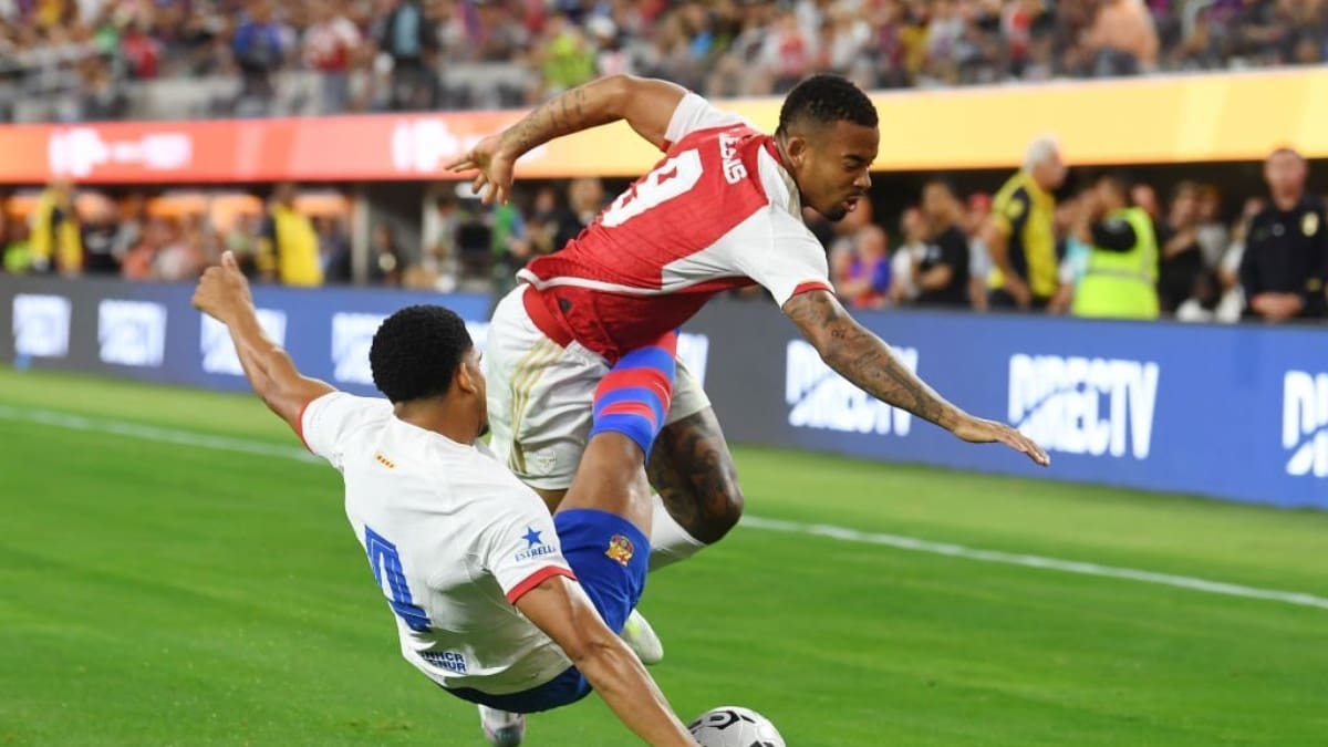 VIDEO | La descomunal patada de Ronald Araujo a Gabriel Jesús en amistoso de Barcelona vs Arsenal