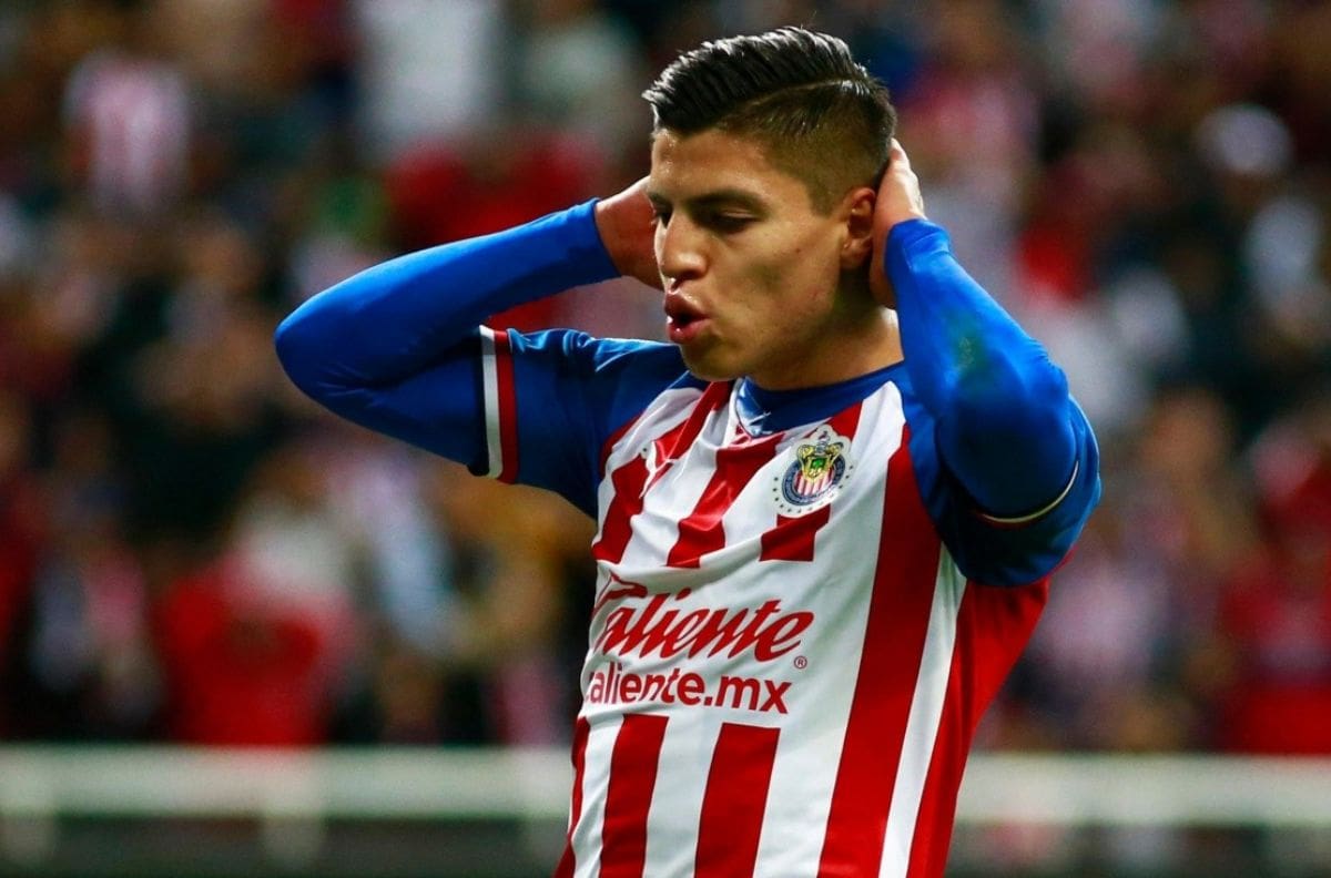 La increíble falla de Ronaldo Cisneros que podría costarle la titularidad con Chivas para el Clásico Nacional ante América