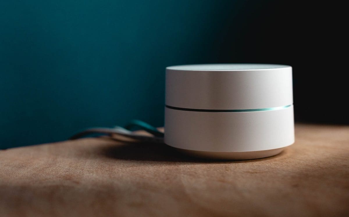 La contraseña de tu red WiFi generalmente está en tu propio router.