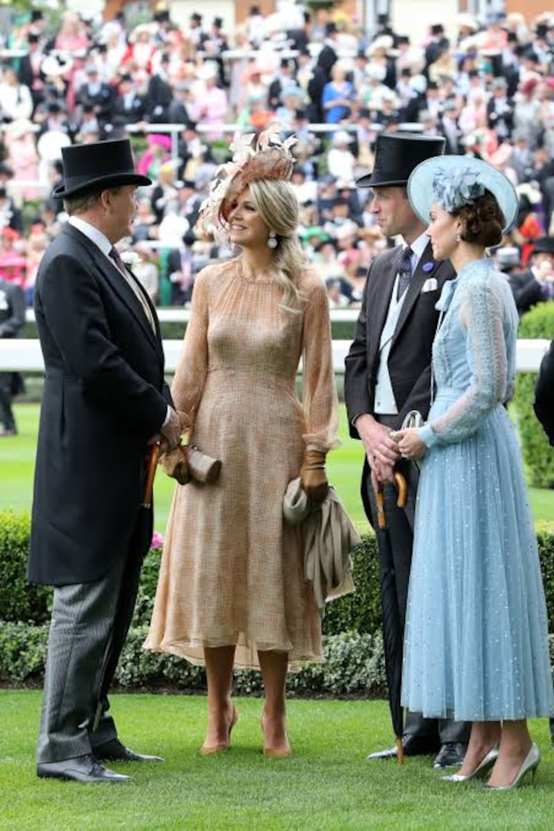 El estricto código de vestimenta para acudir al Royal Ascot dicta que los hombres en todo momento deben llevar sombrero negro o gris de copa.