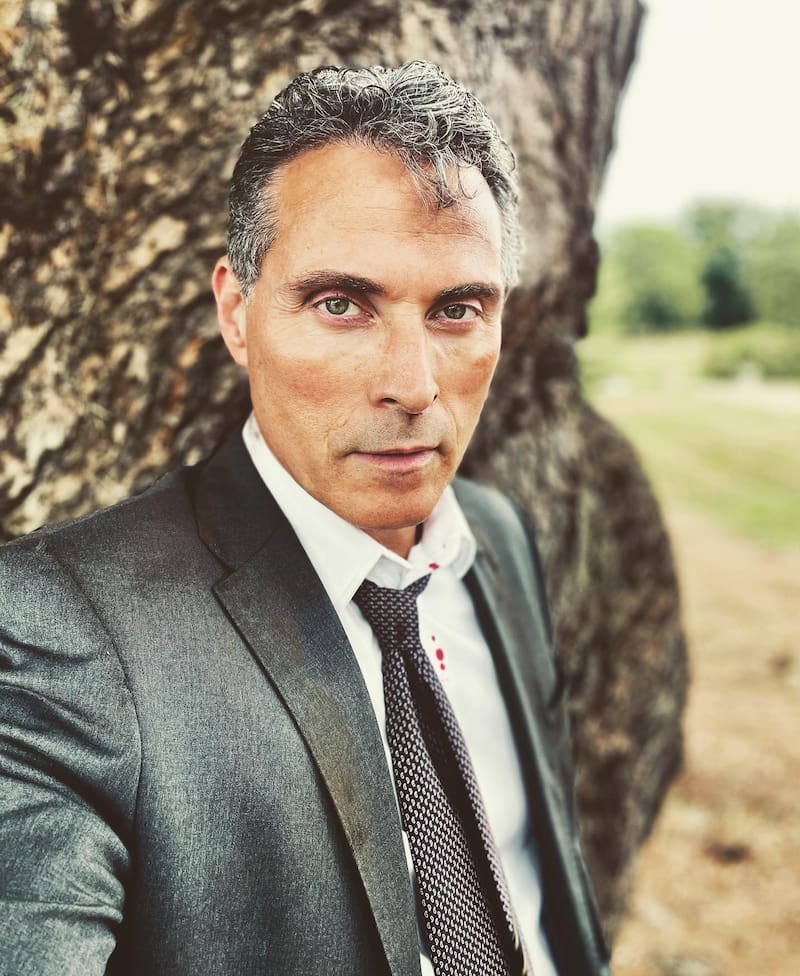 es Charles en "Viejos" de Netflix