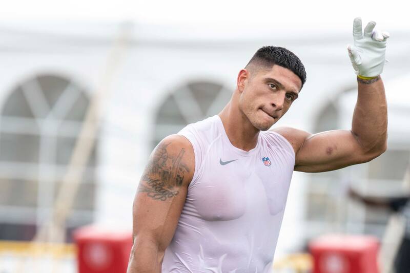 Sammis Reyes divide su tiempo entre la NFL y la música.