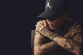 Santa Fe Klan canta dentro de un avión y se hace viral en TikTok