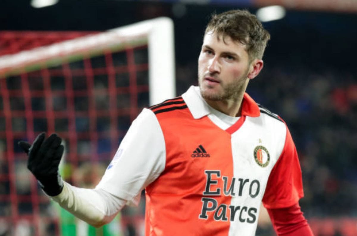 VIDEO | El espectacular golazo de cabeza de Santiago Giménez con el Feyenoord frente al Ajax