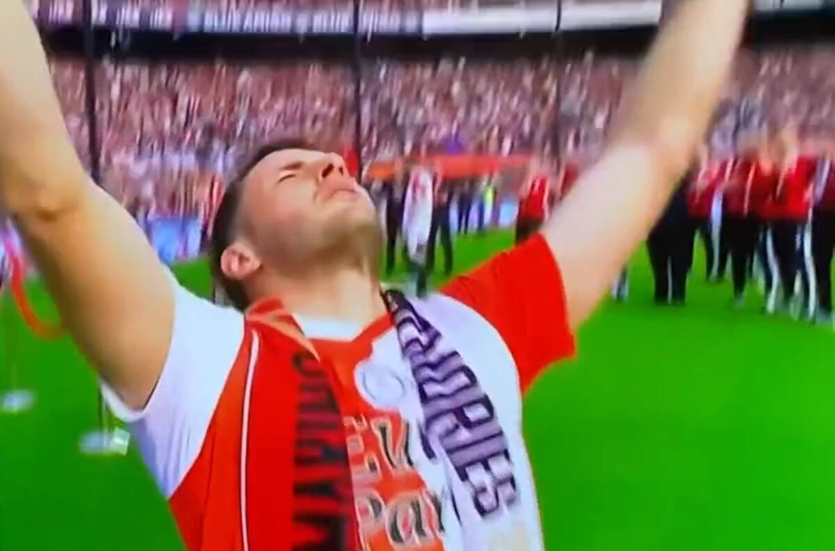 VIDEO | Orgullo mexicano: la ovación a Santiago Giménez tras salir campeón de la Eredivisie con el Feyenoord